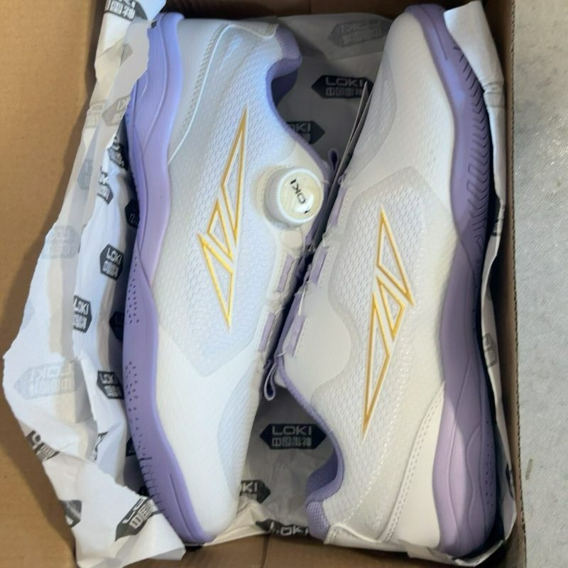 Badminton Shoes Men - プロ仕様の卓球シューズ。男女兼用。白と紫の配色で、快適な履き心地。バドミントンシューズとしても使用可能。素早い靴紐締めが可能なトレーニングシューズ。