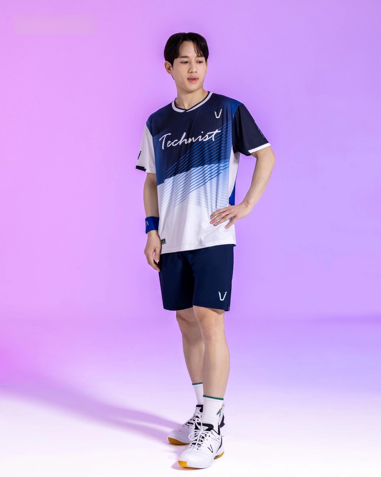 Badminton Jersey - 2026 新しいバドミントンスポーツウェア半袖フィットネストレーニング服速乾性通気性 V ネック T シャツ男性と女性用